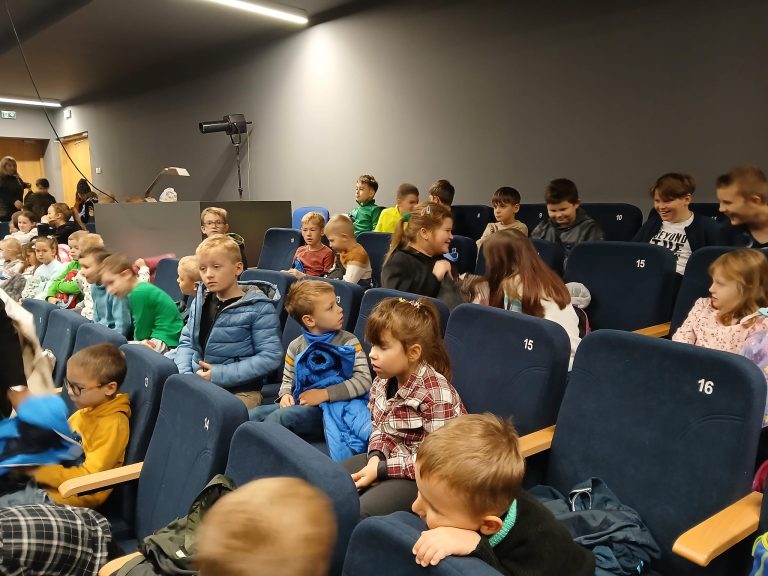 Uczniowie klas 0-3 na przedstawieniu pt. „Piękna i Bestia” w Centrum Kultury i Wypoczynku w Proszowicach.