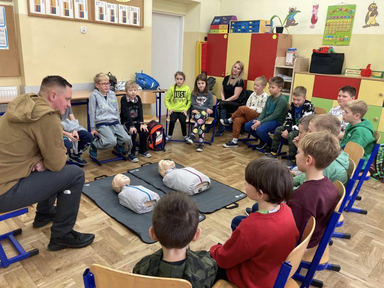 22 listopada uczniowie klasy II odbyli szkolenie w zakresie pierwszej pomocy poprowadzone przez ratownika medycznego.