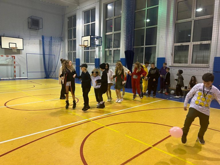 Zabawa i dyskotekowe harce podczas imprezy andrzejkowej klas 4-8.