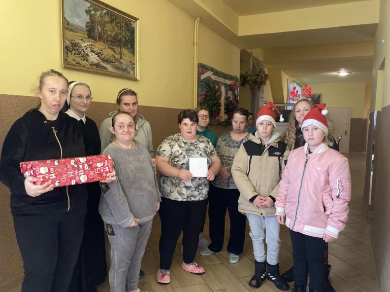 Szkolne Koło Caritas z akcją „Czekolada”. Wolontariusze udali się z zapakowanymi słodkościami do Domu Pomocy Społecznej w Prusach i przekazali na ręce podopiecznych z okazji mikołajek. Dziękujemy wszystkim darczyńcom !