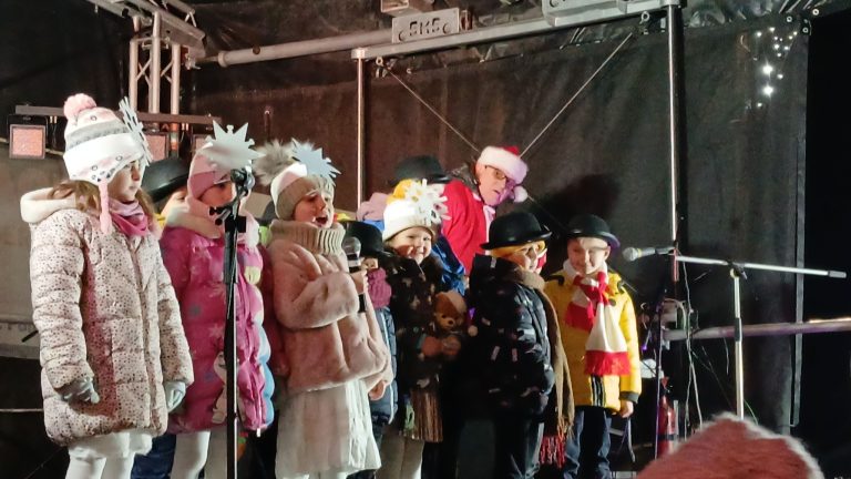 8 grudnia 2024 podczas Kiermaszu Bożonarodzeniowego w Gminie Kocmyrzów – Luborzyca oprócz zakupów, można było posłuchać cudownych piosenek świątecznych i pastorałek. Dzieci z klasy 0 i I zaśpiewały ” Zimową piosenkę”, a Berenika z klasy III wprowadziła nas w cudowny nastrój śpiewając pastorałkę ” Za kominem świerszczyk spał”.