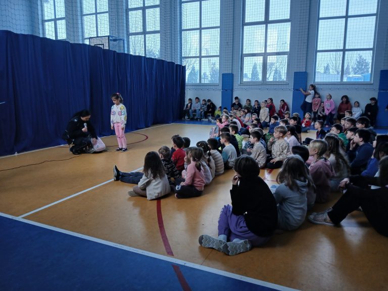 „Bezpieczne Ferie”-Uczniowie oddziału przedszkolnego oraz klas 1-8 uczestniczyli dziś w spotkaniu z Panią Policjantką dotyczącym bezpieczeństwa podczas ferii zimowych.
