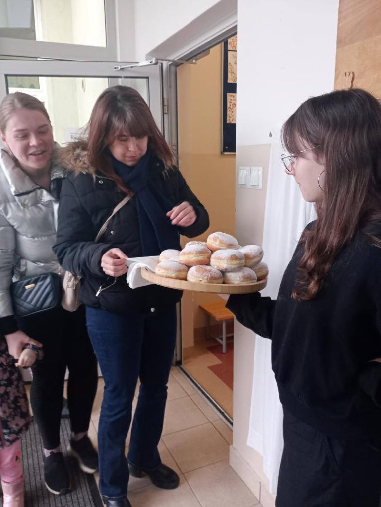 „Dzisiaj tylko liczy się to, kto ile paczków zje!”- Tłusty czwartek w szkole