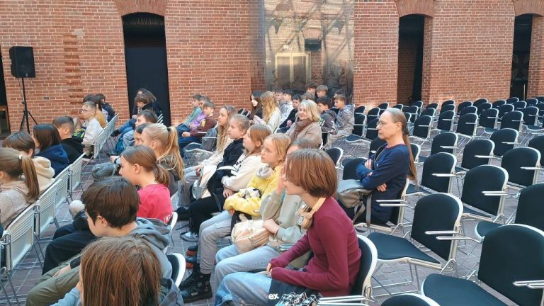 Spotkanie z historią w Muzeum Armii Krajowej. Uczniowie klas 4-8 wraz z wychowawcami przenieśli się w realia II wojny światowej.