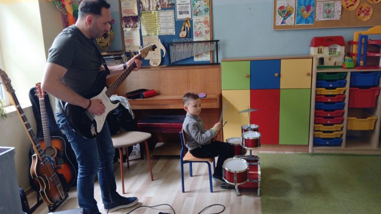MUZYKA JEST WSZĘDZIE- dzieci z oddziału przedszkolnego zakończyły cykl spotkań poświęconych muzyce. Gościliśmy uczniów i rodziców, którzy prezentowali swoje talenty. Dzieci poznały wybrane instrumenty, słuchały mini koncertów, mogły same zagrać na wybranych instrumentach. Radości nie było końca.