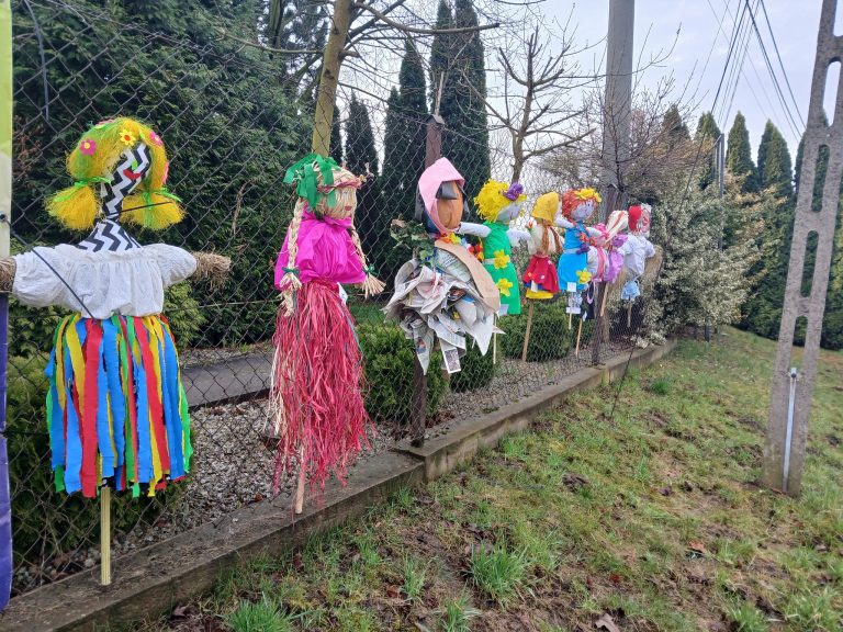 Marzanna, zimowa panna, w słomianej sukience rozpostarła ręce. Niechaj śnieg i mrozy wiośnie się ukorzą i porą radosną zawitaj nam wiosno!!! Konkurs na najpiękniejszą Marzannę.