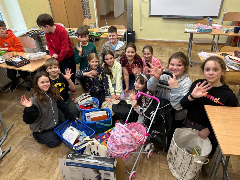 Dzień bez plecaka z ang. „no backpack day” polega na przyniesieniu do szkoły wszystkie potrzebne przybory we wszystko tylko nie plecak. Liczy się pomysłowość i spryt– książki, zeszyty i inne artykuły szkolne można spakować w dowolny, zwykle zabawny sposób.