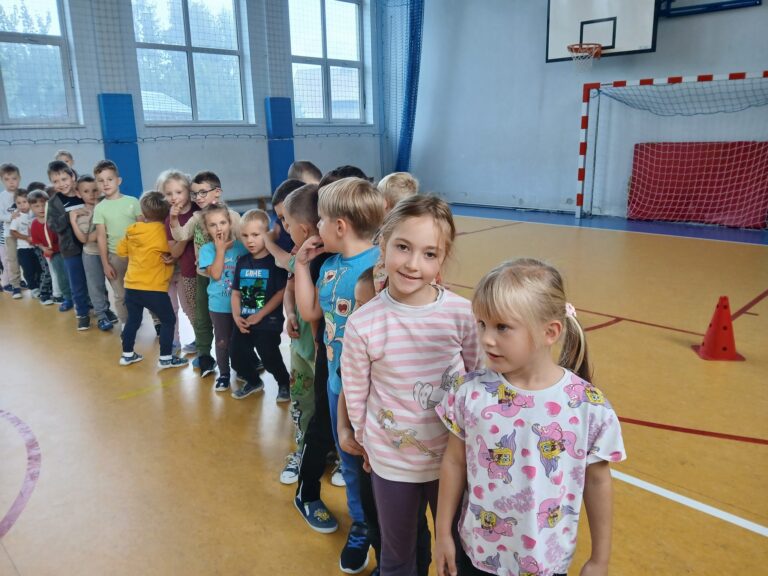 Zdrowo i sportowo! Zabawy sportowe dzieci z oddziału przedszkolnego.