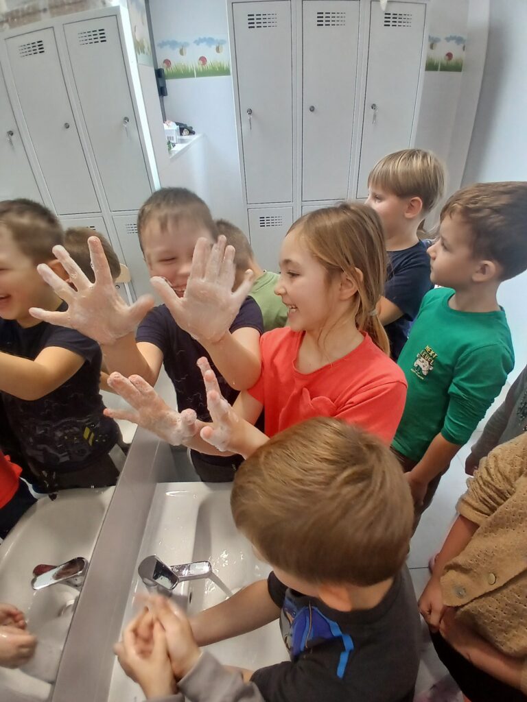 „Światowy Dzień Mycia Rąk” u Pszczółkek i Jagódek