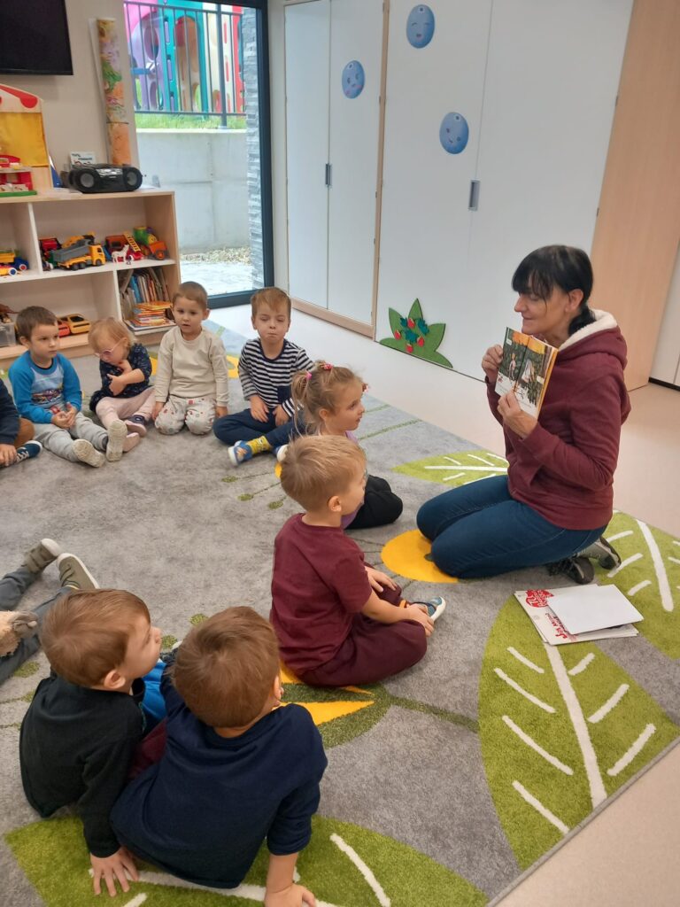 Zajęcia czytelnicze z pracownikiem Wojewódzkiej Biblioteki Publicznej w Krakowie.