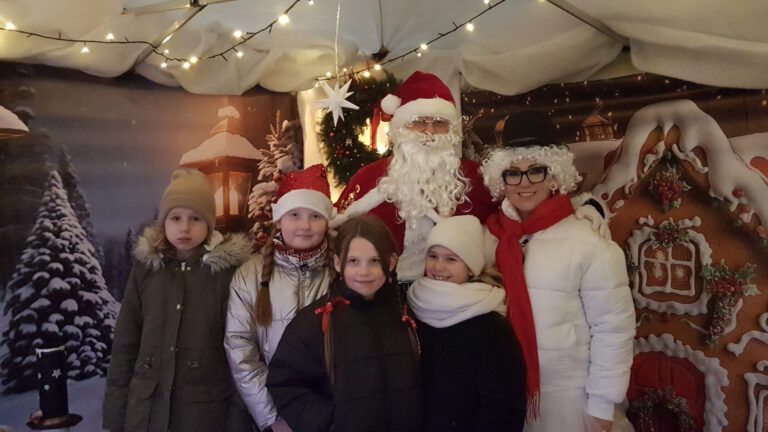 Nasi uczniowie podczas występów na Kiermaszu Bożonarodzeniowym