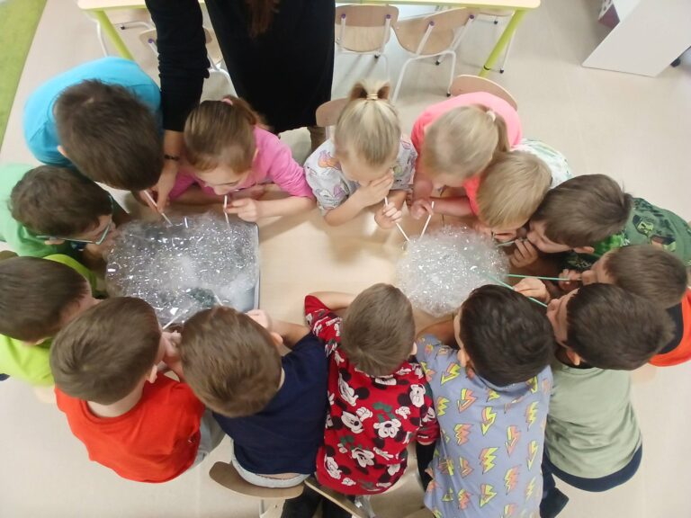 Logopedyczne przygody w klasie „0” – pełne oddechu, czekolady i świątecznej radości!