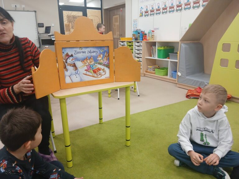 Zajęcia w oddziałach przedszkolnych z Panią Aldoną pracownikiem Wojewódzkiej Biblioteki Publicznej w Krakowie.