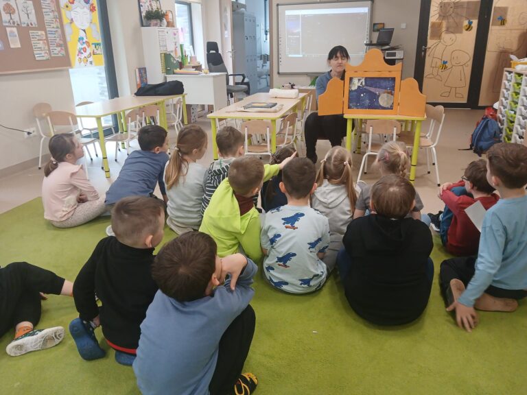 Zajęcia w oddziale przedszkolnym z Panią Aldoną we współpracy z Wojewódzką Biblioteką Publiczną w Krakowie.