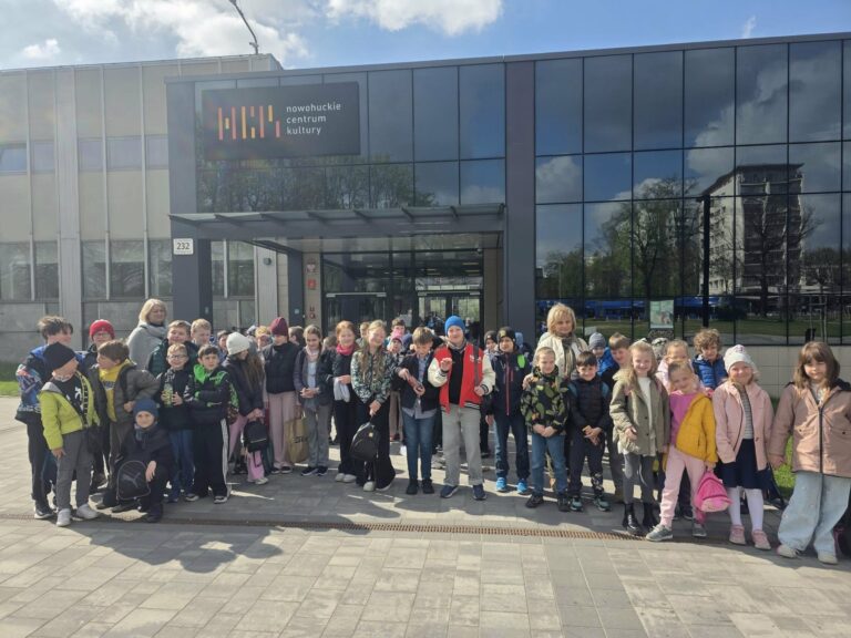 Uczniowie klas 1-3 na przedstawieniu w NCK pt.”Klik,klik i świat znikł. Dzieci na ratunek światu”