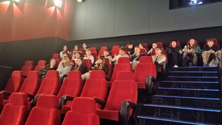 Klasy VI-VIII wraz z opiekunami wybrały się wspólnie do kina na film pt. „Za duży na bajki 3”