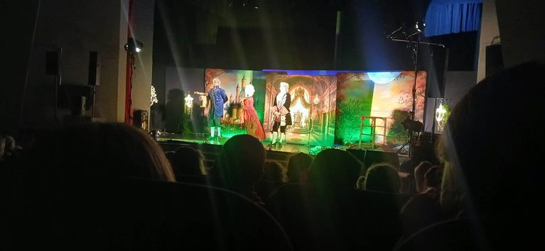 Uczniowie klas 1-3 udali się do Centrum Kultury i Wypoczynku w Proszowicach na przedstawienie Teatru Nowoczesnego pt. „Śpiąca królewna”