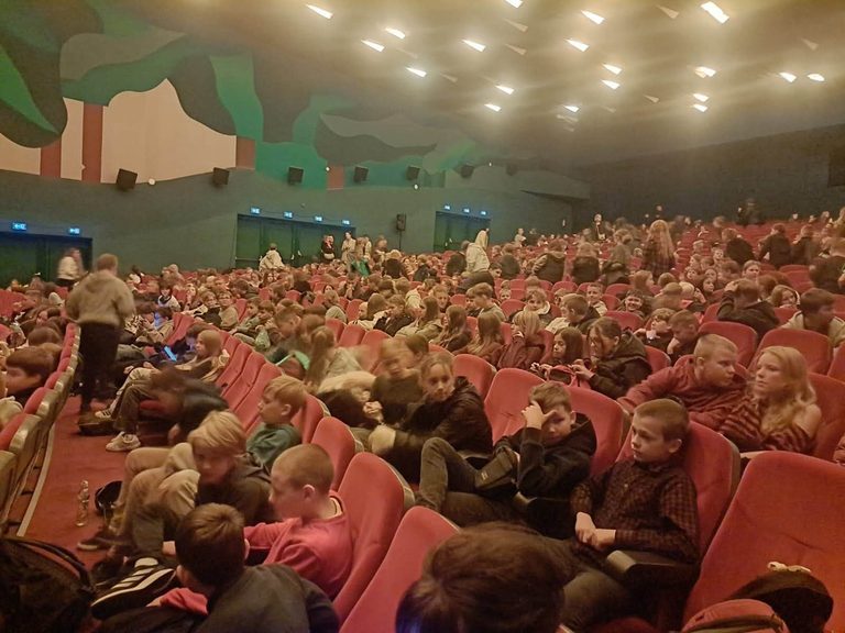 Klasa 5 na spektaklu „Chłopcy z Placu Broni”