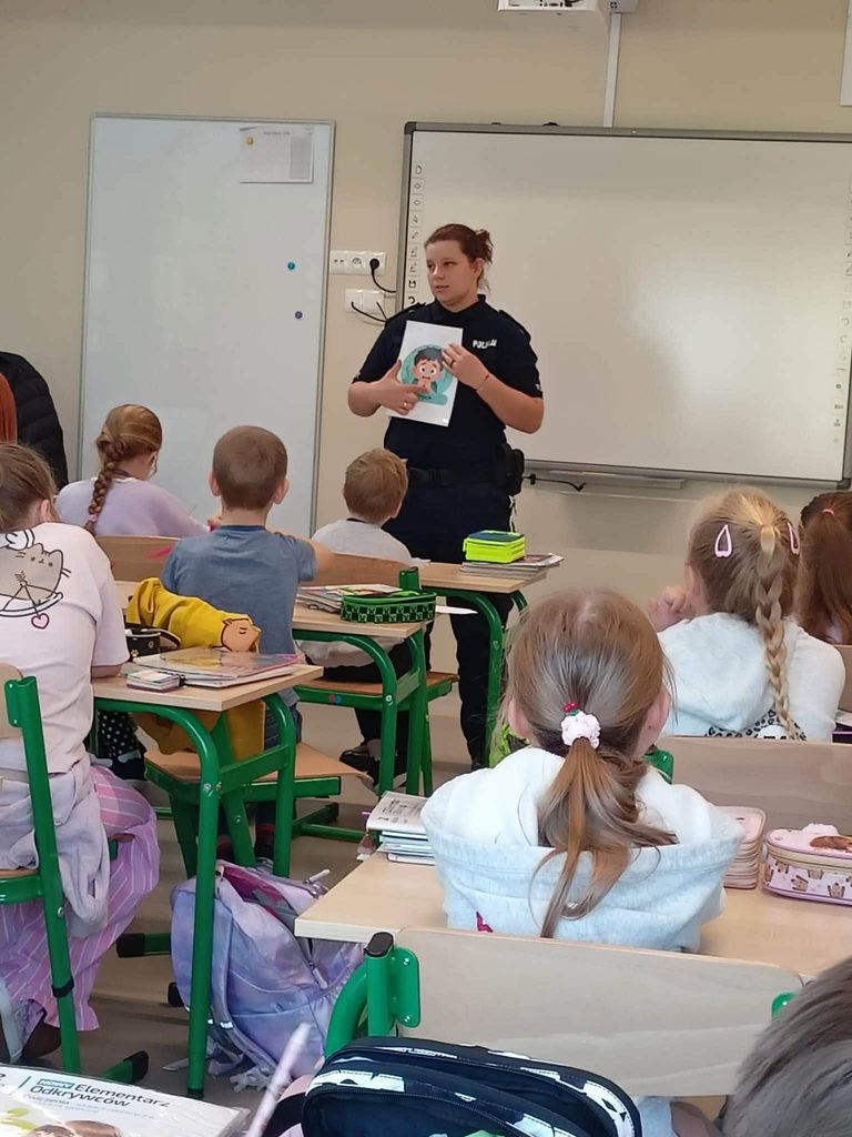 W ramach trwającego Tygodnia Przeciwdziałania Przemocy, uczniowie klas 1–4 wzięli udział w wyjątkowym spotkaniu z panią policjantką.