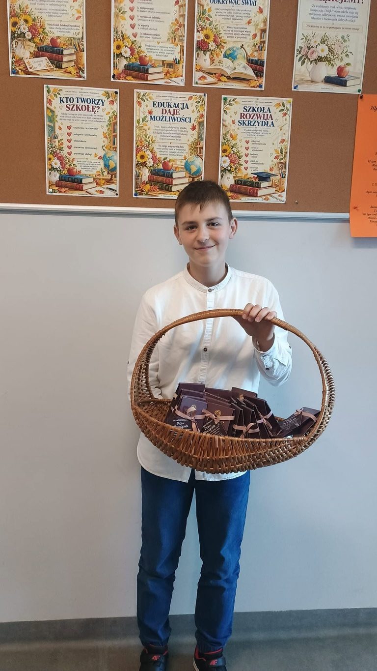 Z okazji Dnia Edukacji Narodowej uczniowie składają Pani dyrektor, Radzie Pedagogicznej oraz Paniom woźnym wszystkiego najlepszego.